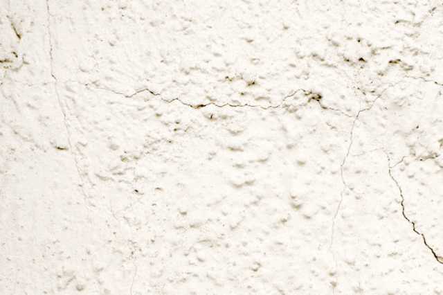 古くなった塗膜を落とす