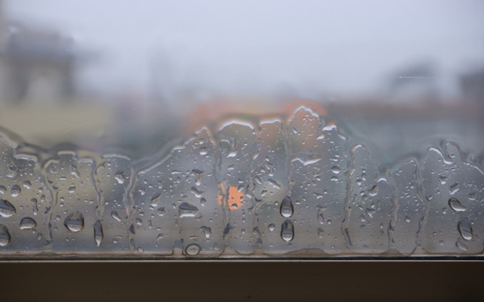雨天時の窓の様子