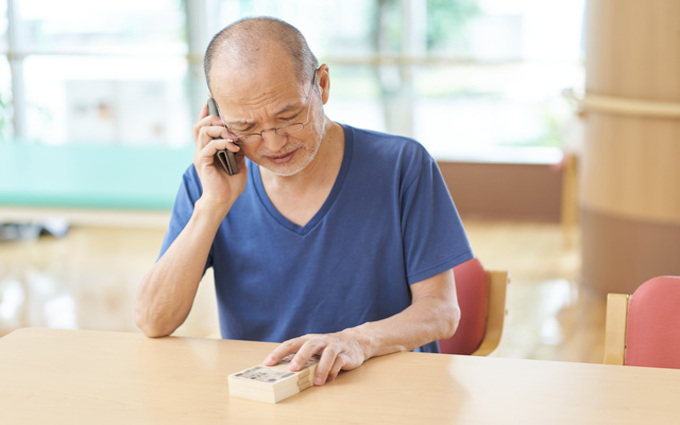 電話をする男性