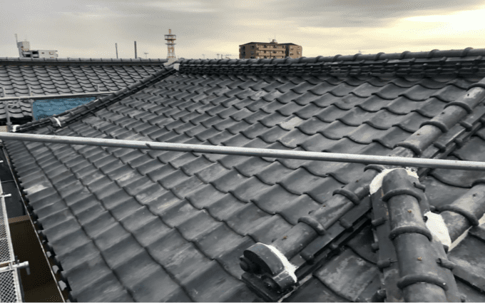 足場を設置して瓦を積み直した写真