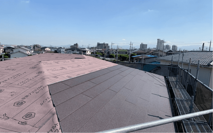 瓦をすべてはがしてから軽量なガルバリウム鋼板を張る