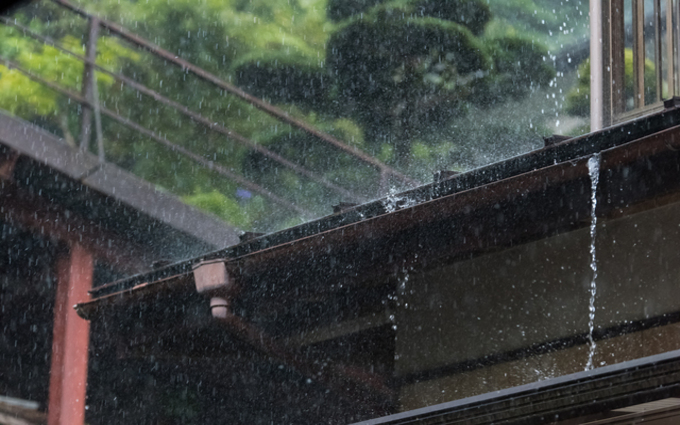 大雨の日の雨樋の様子