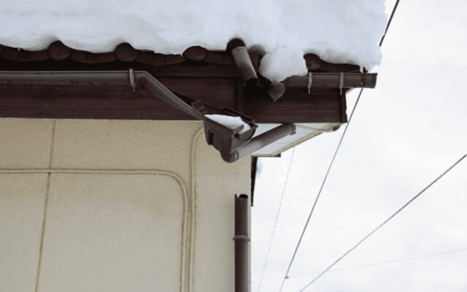 雪が載った屋根