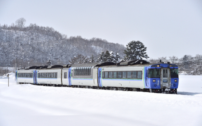 雪の中を走る電車
