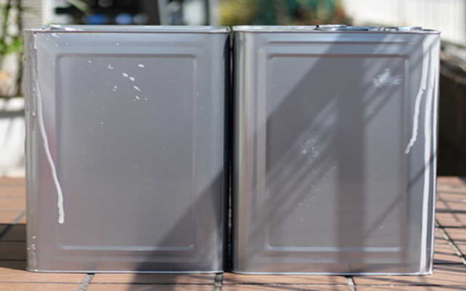 塗料が入った缶