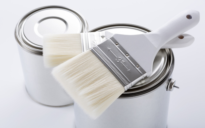 塗料とブラシ