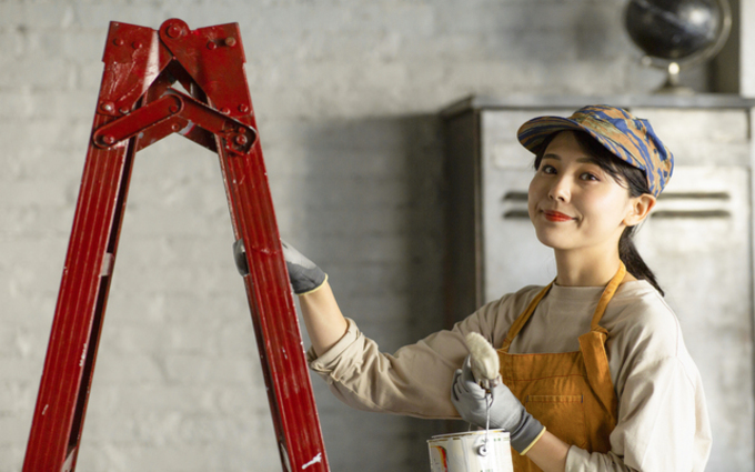 塗装を行う女性