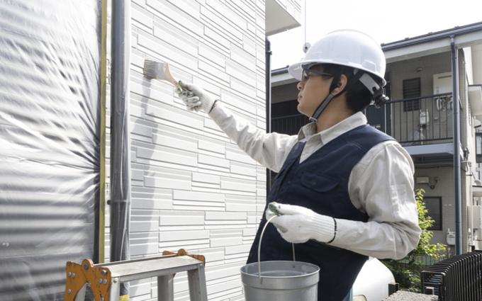 外壁塗装を行う男性