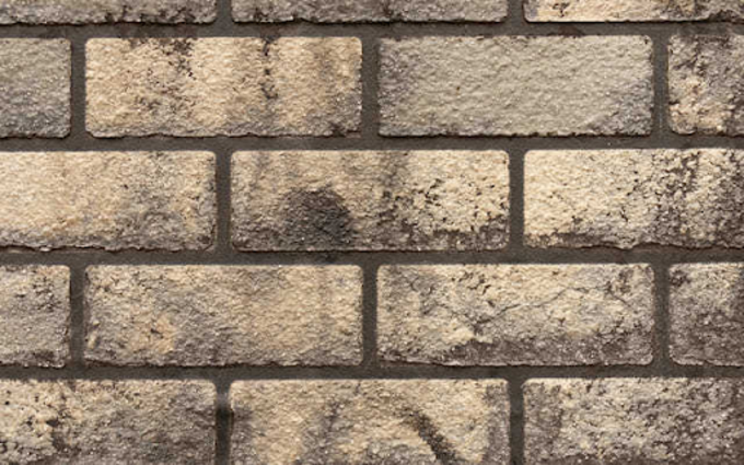 汚れているレンガの外壁