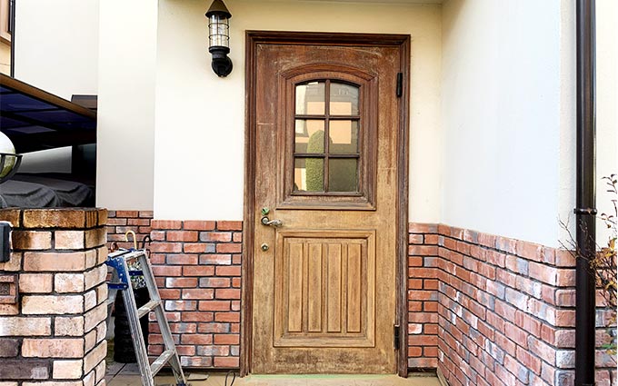 木製の玄関ドアは塗装できる？塗装方法や作業工程を解説