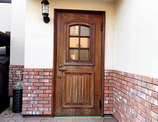 木製の玄関ドアは塗装できる 塗装方法や作業工程を解説