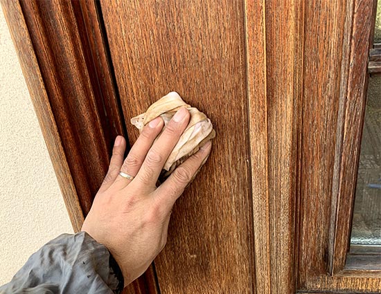 木製の玄関ドアは塗装できる 塗装方法や作業工程を解説