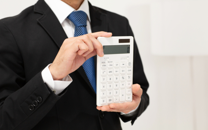 営業マンが電卓を持つ様子