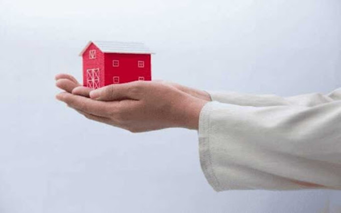 住宅の模型を手に持っている様子