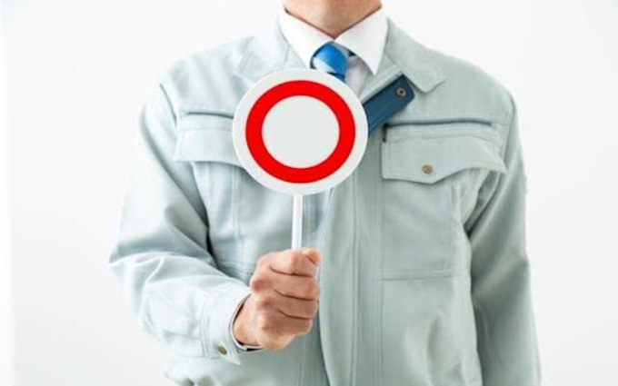 作業員が札を持っている様子