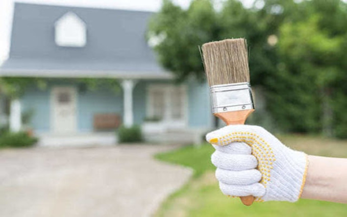 刷毛を握る様子